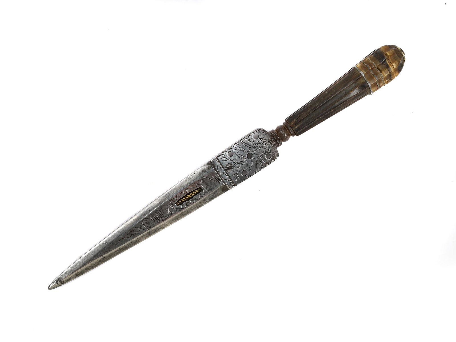 AN ITALIAN DAGGER WITH INLAID HORN HANDLE, 18TH CEN.: This old Italian dagger of the Ligurian type features a pierced steel blade decorated with hand-engraved floral motifs and gilt details. The octagonal grip is made from stacked horn scales combined wi