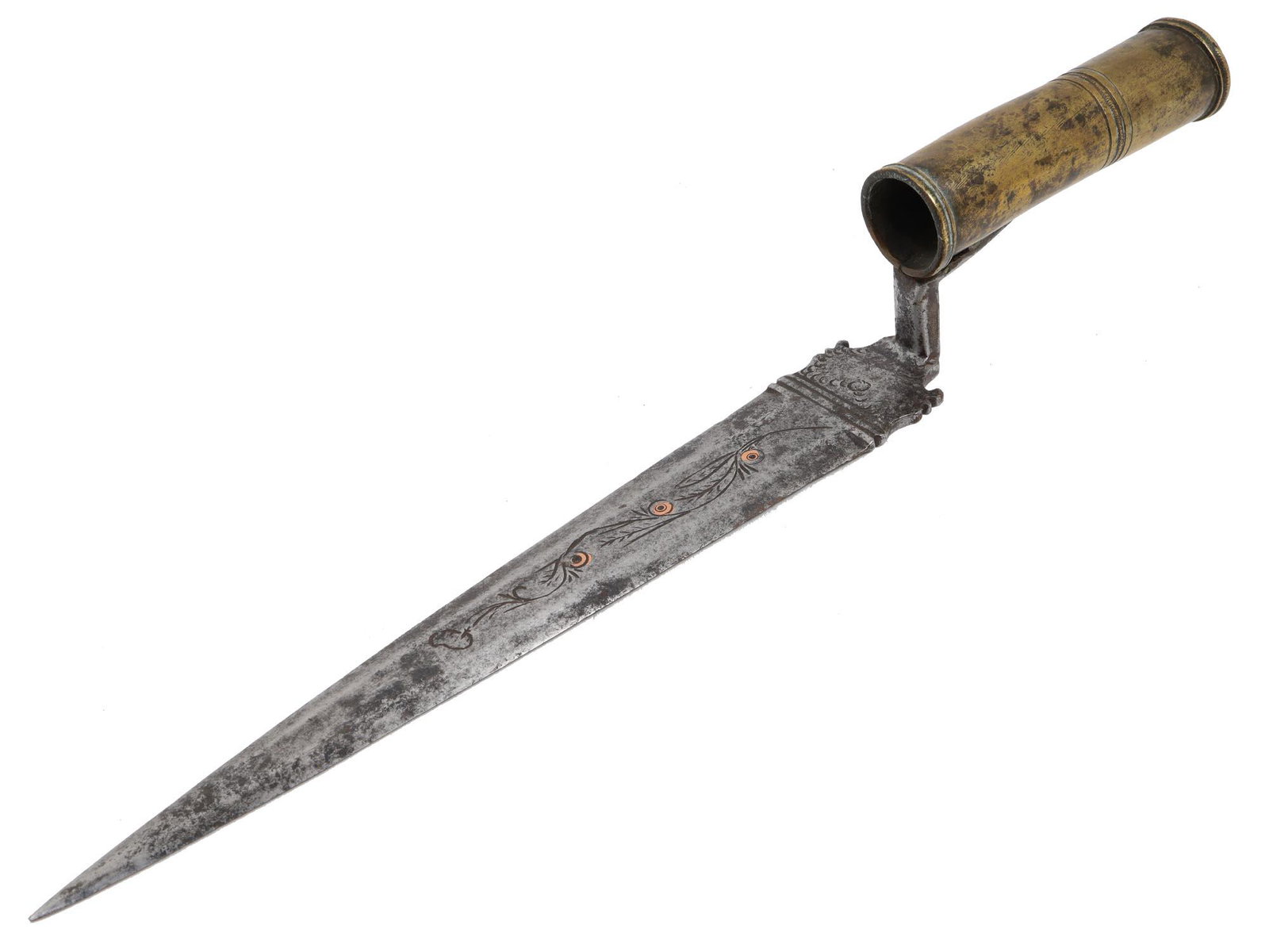 AN 18TH CEN. EUROPEAN HUNTING SOCKET BAYONET: An 18th-century hunting socket bayonet decorated with an engraved floral motif on the tapering blade with copper inlays, and a brass barrel socket.Ital, 18th century. Dimensions: L: 13 in., (33 cm.)