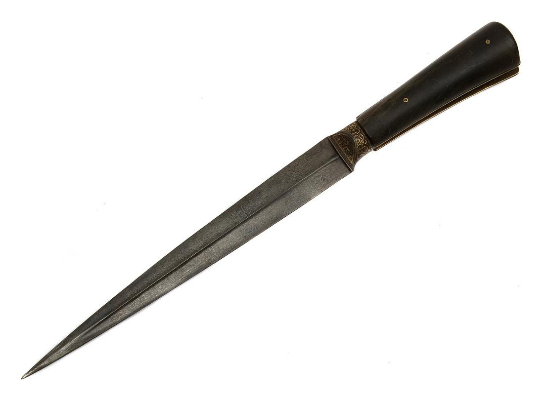 A PERSIAN DAGGER WITH WOOTZ BLADE, 19TH CEN.: A very rare Persian or Central-Asian dagger with Wootz blade and pronounced central ridge, an armor-piercing reinforced tip. The grip is made of two carved-horn grip scales fastened to a steel tang de