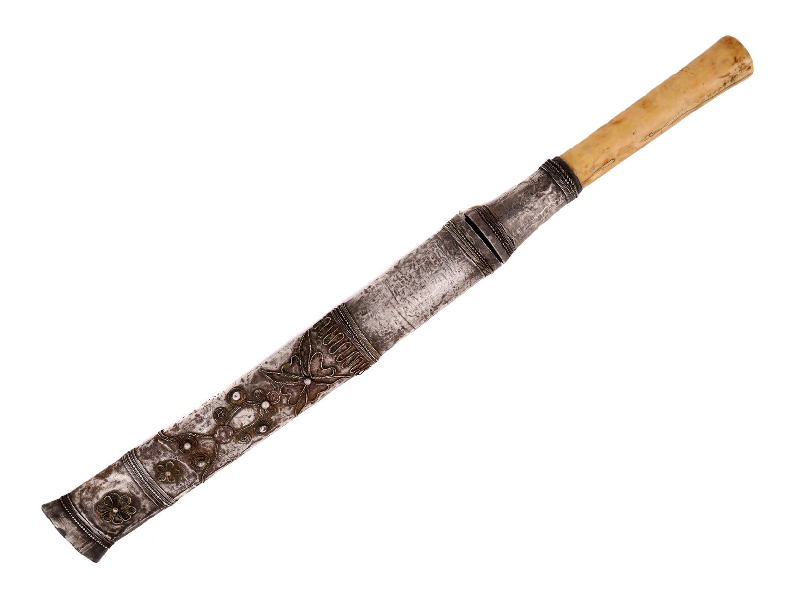 A 19TH CEN. SHAN BURMESE SILVER-MOUNTED DHA DAGGER: Antique 19th century short sword from the Shan people of eastern Burma. Features a single-edged steel blade, a handle carved of natural materials and the hammered silver hilt ferrule with braided wire