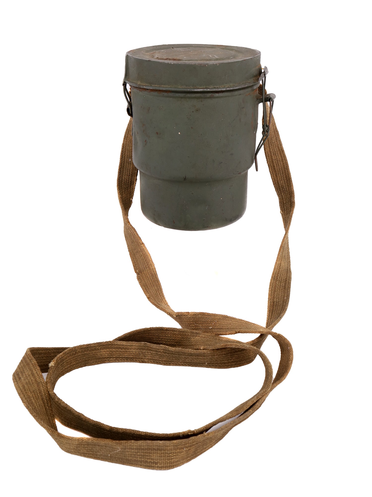 AN IMPERIAL GERMAN WW1 ARMY INFANTRY GAS MASK IN A CASE: A standard Imperial German WWI army infantry gas mask with steel eyecups and a metal filter. Comes with an original metal case with a strap.