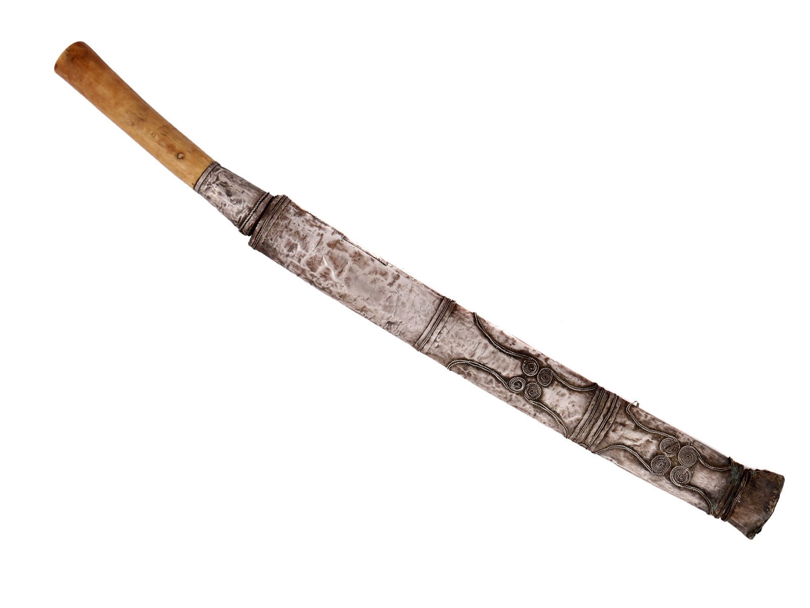 A 19TH CEN. SHAN BURMESE SILVER-MOUNTED DHA SWORD/DAGGER: Antique 19th-century short sword from the Shan people of eastern Burma. Features a single-edged steel blade, a handle carved of natural materials and the hammered silver hilt ferrule with braided wire