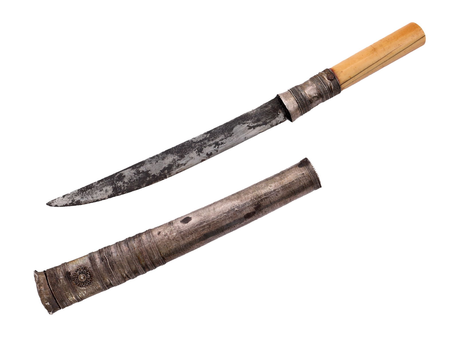 A BURMESE SILVER-MUONTED DHA DAGGER OR SWORD, 1900: Of a characteristic form, a silver-mounted Burmese dagger or dha. Ca. 1900. L: 10 3/4 in., (27.3 cm.)