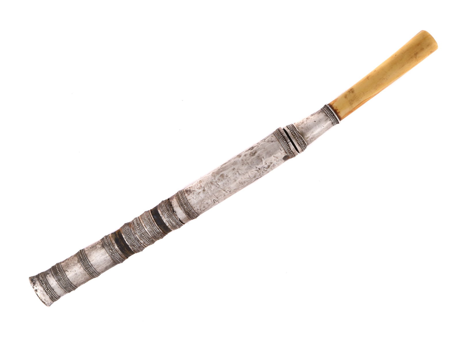 A 19TH CEN. SHAN BURMESE SILVER-MOUNTED DHA DAGGER: Antique 19th-century short sword from the Shan people of eastern Burma. Features a single-edged steel blade, the grip is made of turned horn, and the hammered silver hilt ferrule with braided wire rin