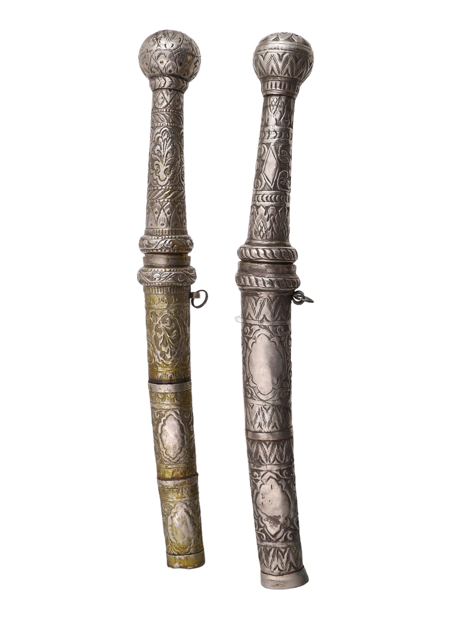 A PAIR OF WHITE METAL BURMESE 'DAH HMYAUNG' DAGGERS, 19 C.: This pair of 'dah hmyaung' daggers is highly decorative with interesting, patterned steel for the blades, which have been damascened with silver scrolling, one of the blades having a depiction of a Bu