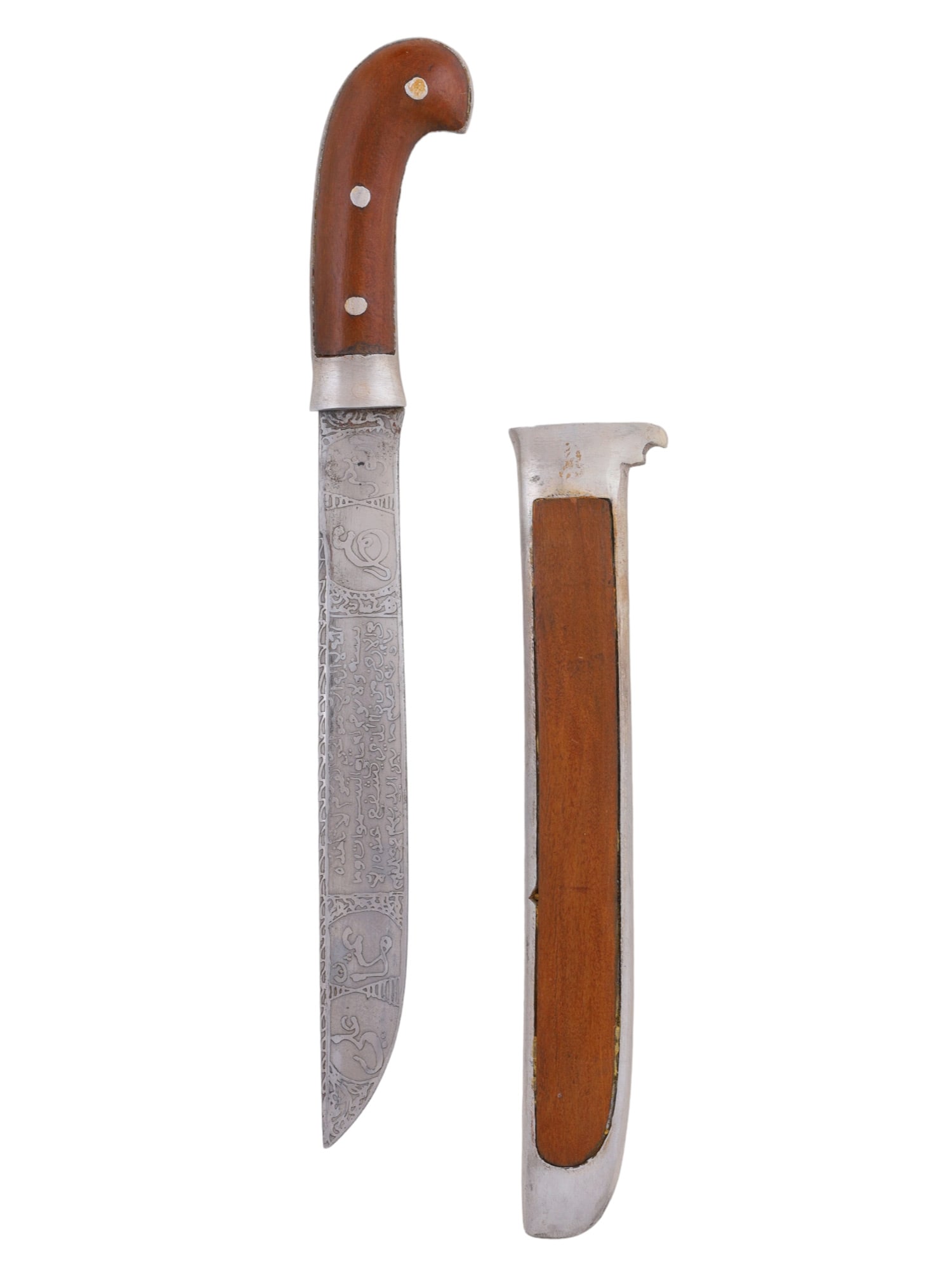 AN ISLAMIC DAGGER WITH QURANIC VERSES, CA. MID 20TH C.: With a wide single-edged blade decorated with etched Quranic verses on both sides, polished wood grip scales and a sheath with metal mounts. Probably of the Middle-Eastern origin, ca. 1940. L: 14 1/4