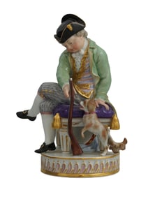 AN EARLY MEISSEN PORCELAIN FIGURE, HUNTER WITH DOG, 18TH CEN.