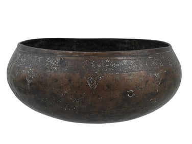 AN ISLAMIC SAFAVID CALLIGRAPHY COPPER BOWL, 17TH OR 18TH CENTURY