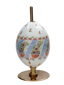 A RUSSIAN IMPERIAL PORCELAIN EASTER EGG