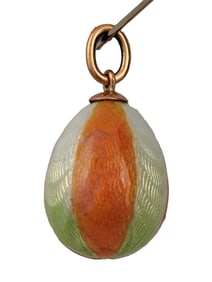 A RUSSIAN MINIATURE GOLD AND ENAMEL EASTER EGG PENDANT, 19TH CEN.