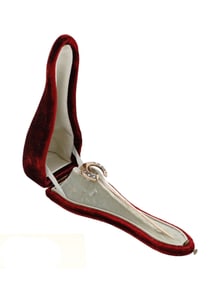 A RUSSIAN GOLD CASED TIE PIN IN A HORSESHOE SHAPE, SET WITH DIAMONDS, 19TH/20TH CEN.