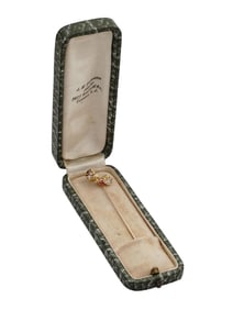 A FABERGE GOLD PIN WITH TWO DIAMONDS AND A RUBY, IMPERIAL RUSSIA