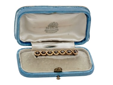 A CASED GOLD BROOCH SET WITH 7 DIAMONDS, HOUSE OF BOLIN