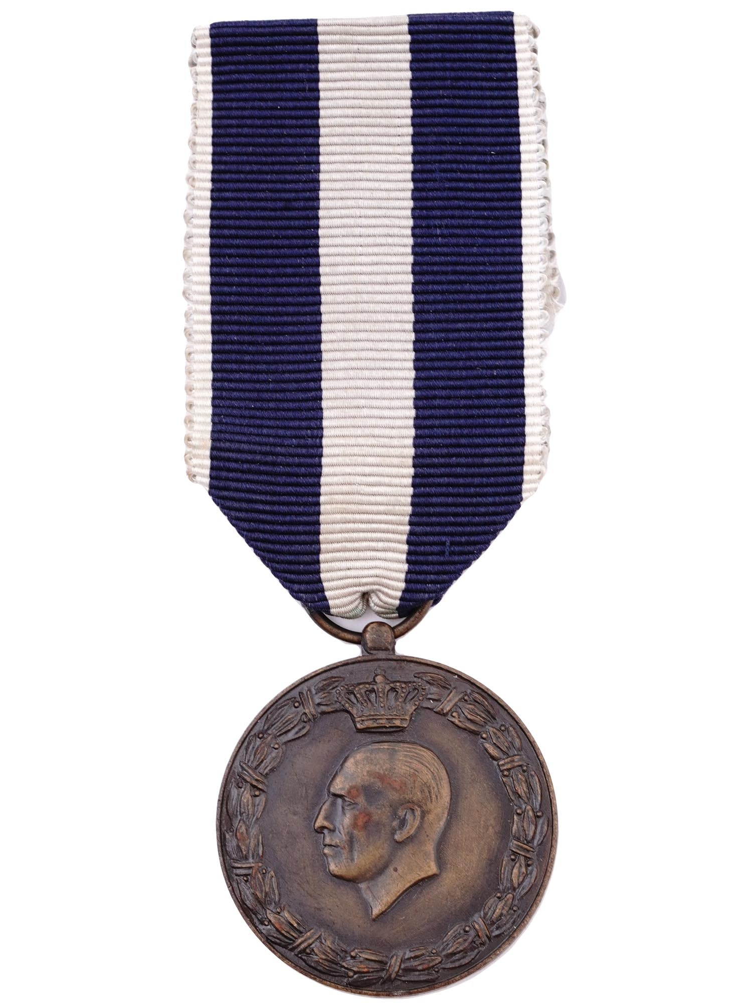 A GREEK DISTINGUISHED CONDUCT MEDAL 1940-1941: A Greek distinguished conduct medal for service at the beginning of WW2. The front with a profile of King George II of Greece. Inscribed to the verso '1940-1941 Continent, Albania, Macedonia, Thrace, 