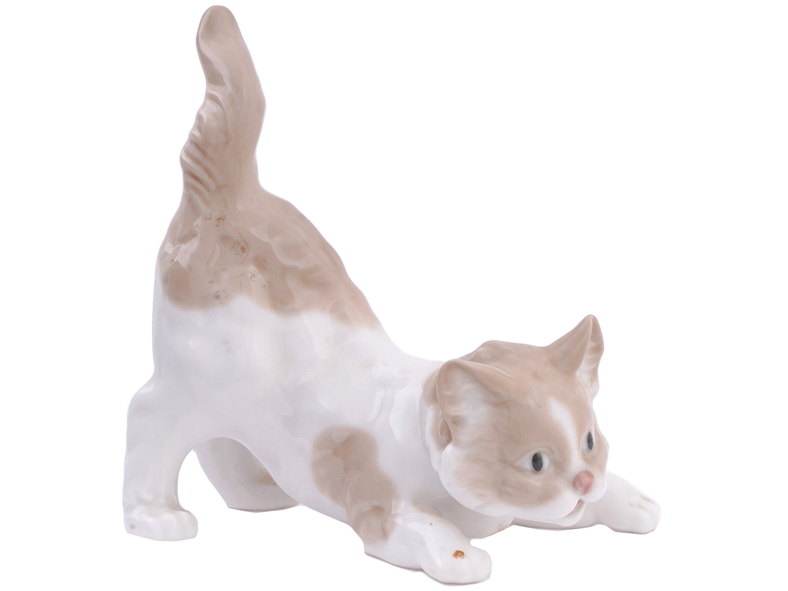 A LLADRO PORCELAIN FIGURINE OF A CAT, 20TH CENTURY: A porcelain figurine of a cat crouched in preparation to pounce. Modeled by the Spanish porcelain manufacturer Lladro. Marked on the underside in blue underglaze. Spain, 20th century. Dimensions: H: 4