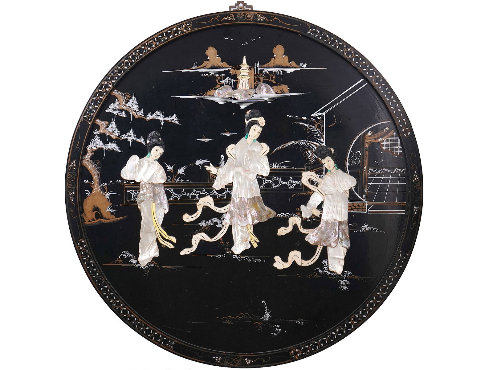 A LARGE CHINOISERIE WALL HANGING, MOTHER OF PEARL AND ABALONE, 20TH CEN.: A large circular Chinoiserie wall hanging set with mother of pearl and abalone into a wooden backing. Depicted is a scene of 3 Chinese beauties outdoors by the sea, a tower on an island looming in the