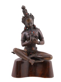 A SEATED TARA BODHISATTVA, BRONZE ON WOODEN BASE, TURQUOISE AND CORAL SEEDS, 19 C.