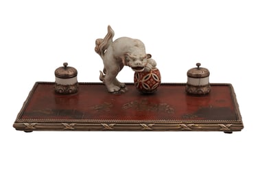 A CHINESE INKWELL SET WITH PORCELAIN LION FIGURE, 19TH CENTURY