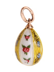 A RUSSIAN GOLD-MOUNTED MINIATURE EGG PENDANT, 19TH CEN.