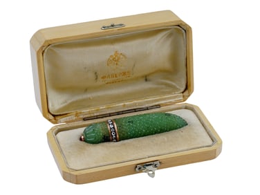 A FABERGE, RUSSIAN, GOLD-MOUNTED JADE PERFUME BOTTLE