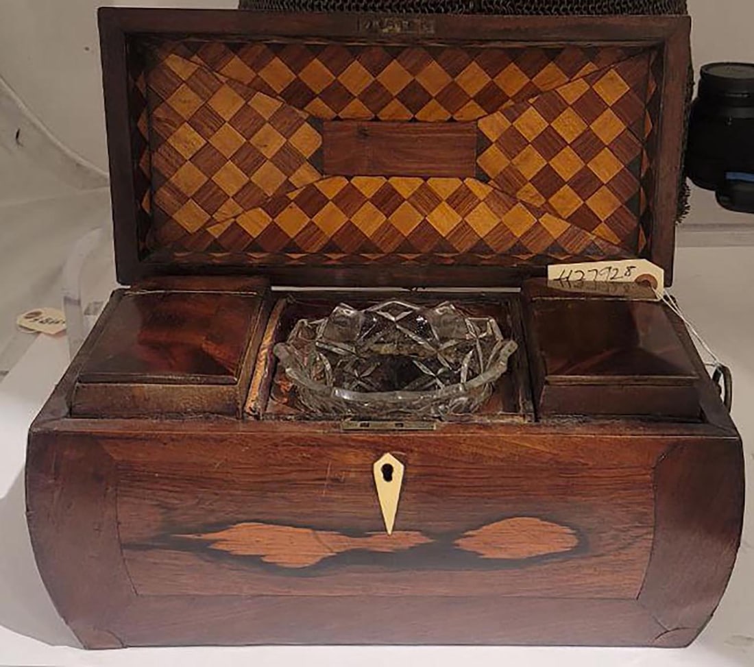 A GEORGIAN (ENGLISH) TEA CADDY OF SARCOPHAGUS FORM, 18/19 CC.: A Georgian-era tea caddy, dating from the late 18th to early 19th century (circa 1780–1820). The caddy features a sarcophagus form with sloped sides and inlaid detailing, made of rosewood, with tuli