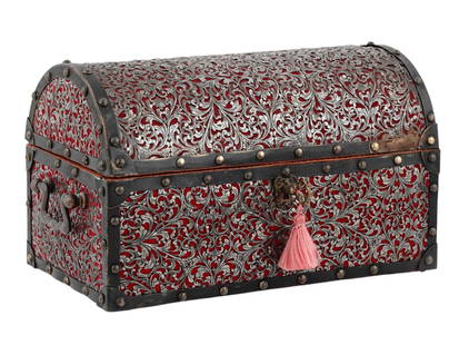 A FINE JEWELRY BOX MOUNTED IN PIERCED STEEL WITH ORIGINAL KEY: A fine jewelry box mounted with an extremely intricate pierced steel overlay in delicate foliate scrollwork over a lining of vibrant red fabric. The sides mounted with burnished brass handles. The int