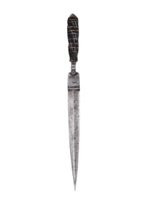 AN 18TH CENTURY ITALIAN DAGGER WITH SPIRAL GRIP AND CHASED DECORATION