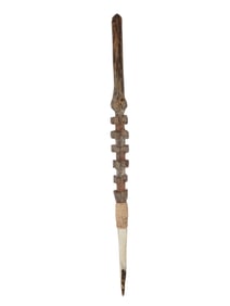 A PAPUA NEW GUINEAN CARVED ARROWHEAD WITH CASSOWARY CLAW TIP, 20TH CENTURY