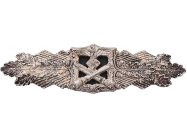 A WW2 GERMAN CLOSE COMBAT CLASP BADGE IN SILVER