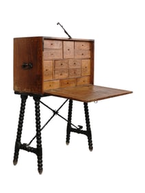 A 17TH CENTURY ARAGONESE VARGUENO WITH MARQUETRY WOODWORK