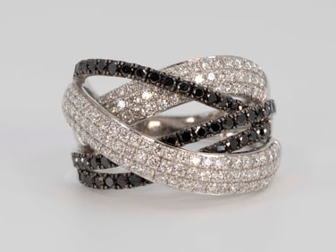 A 14 K GOLD RING SET WITH 3K GSI1 DIAMONDS