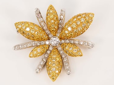 AN 18K GOLD FLOWER BROOCH SET WITH 4K EVS DIAMONDS, 11.5 GR.
