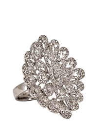 AN 18K GOLD RING SET WITH 1.75K DIAMONDS, EVS1