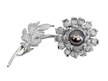 AN 18 K GOLD FLOWER BROOCH WITH DIAMONDS AND A SOUTH SEA PEARL