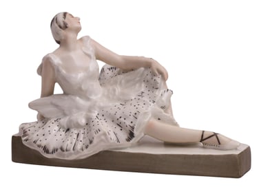 A RUSSIAN (SOVIET) PORCELAIN FIGURE OF ANNA PAVLOVA