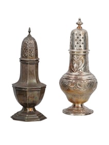A PAIR OF ENGLISH SILVER-PLATED SUGAR CASTERS OR MUFFINEERS, EARLY 20TH CENTURY.