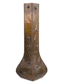A FRENCH HAND-HAMMERED ART NOUVEAU COPPER VASE WITH POND SCENE, C. 1900