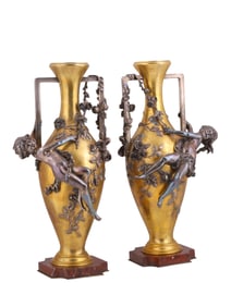 A PAIR OF BRONZE VASES IN A NEOCLASSICAL OR ART NOUVEAU STYLE, FARNCE, 19 C.