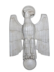 AN AMERICAN ART DECO CARVED MARBLE EAGLE, CA. 1930