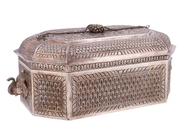 A SILVER OCTAGONAL BETEL OR JEWELRY BOX, INDIA OR SRI LANKA (CEYLON), LATE 19TH TO EARLY 20TH