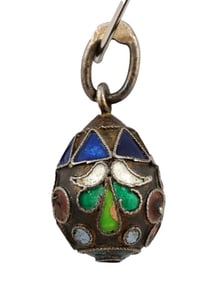A RUSSIAN MINIATURE SILVER AND CLOISONNE ENAMEL EASTER EGG PENDANT, 19TH CEN.