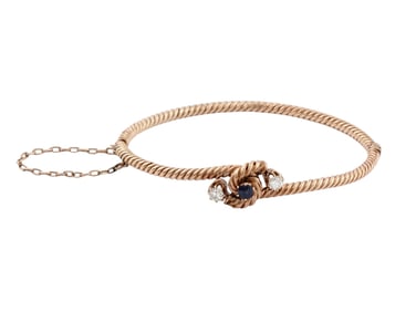 A RUSSIAN FABERGÉ GOLD BANGLE BRACELET WITH SAPPHIRE AND DIAMONDS, LATE 19TH CENTURY