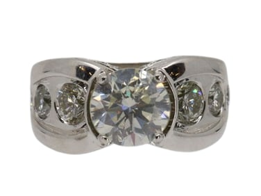A LARGE WHITE GOLD AND +2.50K DIAMOND RING