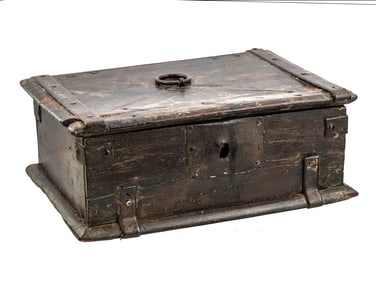 AN OLD ITALIAN WOODEN BOX WITH INTERNAL COMPARTMENT, 17TH CENTURY