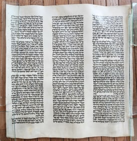 TORAH SCROLL FRAGMENT MANUSCRIPT ON VELLUM SIZE 22 BY 23" ANTIQUE EXODUS 28:27-3