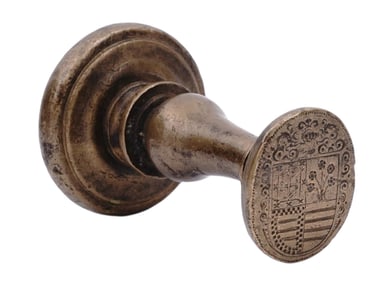 AN EARLY BRASS SEAL WITH COAT OF ARMS W/ KNIGHT'S HEAD, 18TH - 19TH CC.