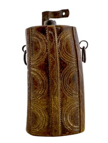 A COLONIAL AMERICAN RAM'S HORN POWDER FLASK, 17TH/18TH CENTURY