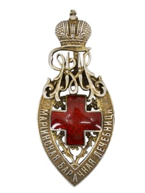 A RUSSIAN BADGE OF THE THIRD ST. PETERSBURG LADIES ' COMMITTEE OF GRAND DUCHESS MARIA PAVLOVNA OF