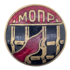 A SOVIET FUNDRAISING BADGE OF THE "INTERNATIONAL ORGANIZATION FOR AID TO REVOLUTIONARIES"