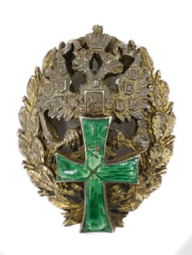 A RUSSIAN WREATH BADGE WITH GREEN ENAMEL CROSS